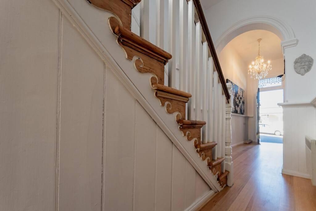 Historic Beauty In The Cbd! Parking And Wifi Apartment ลอนเชสตัน ภายนอก รูปภาพ