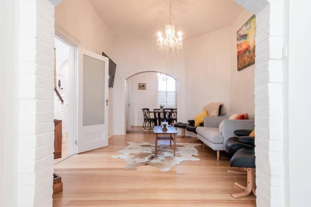 Historic Beauty In The Cbd! Parking And Wifi Apartment ลอนเชสตัน ภายนอก รูปภาพ